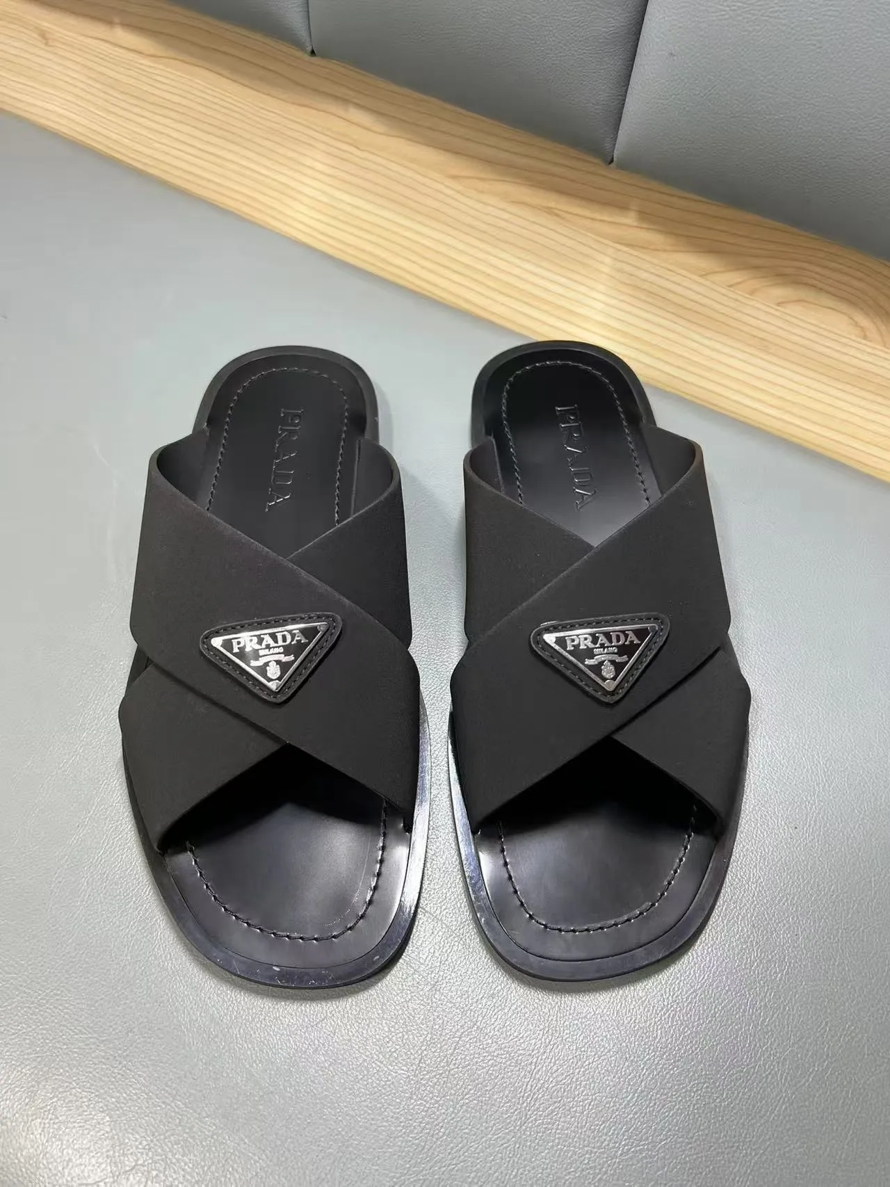 340💰PRADA Prada’s latest slippers are synchronized with the official website. This slipper is made of the brand’s unique and iconic Saffiano leather. The brand logo jumps out from the double straps, and the brand style is clearly visible. Cowhide gives men elegant charm and functional design, making it an ideal choice for vacation and leisure. Size:38-45